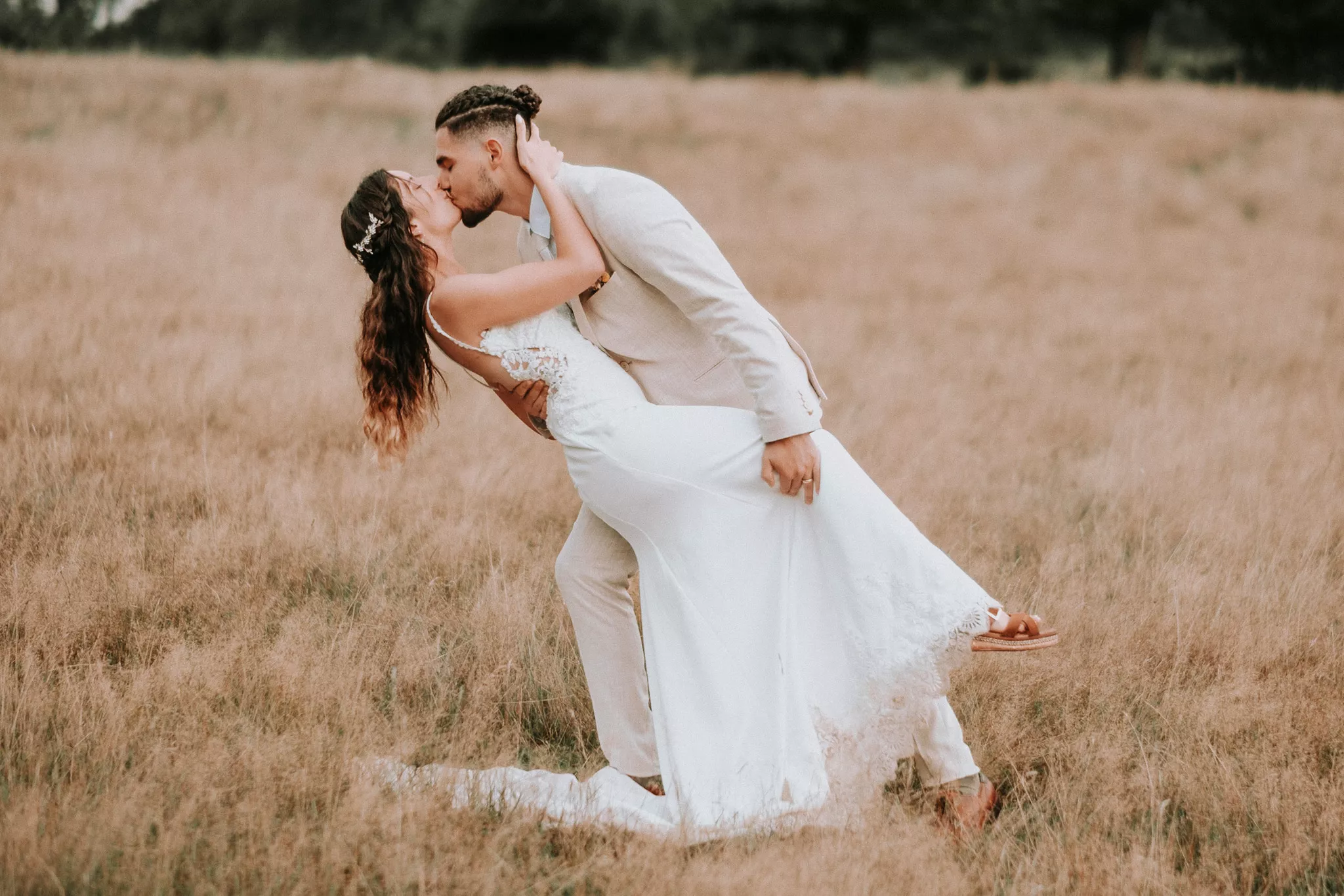 Madaline et Sarah dansent dans un champ le jour de leur mariage