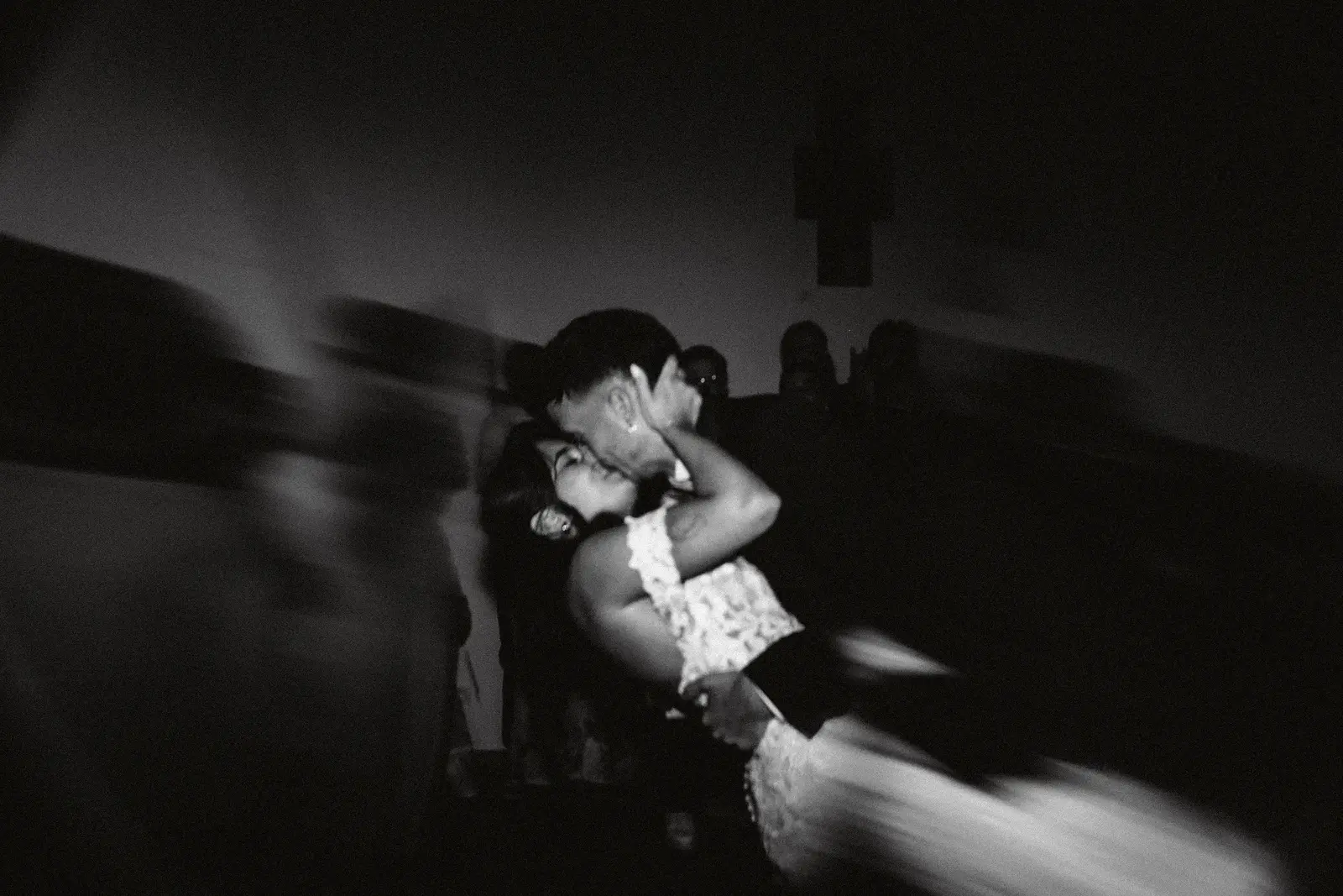 Danse des mariés en noir et blanc, flou de mouvement