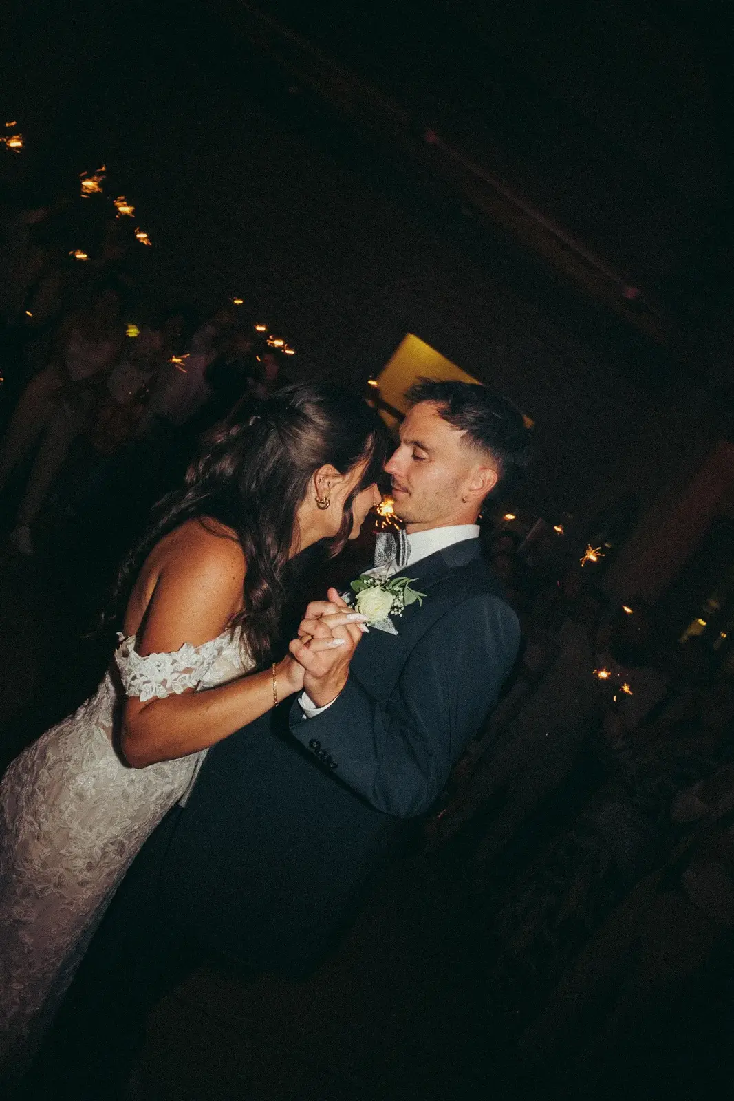 Première danse des mariés dans une lumière chaude, mariage en Brabant wallon