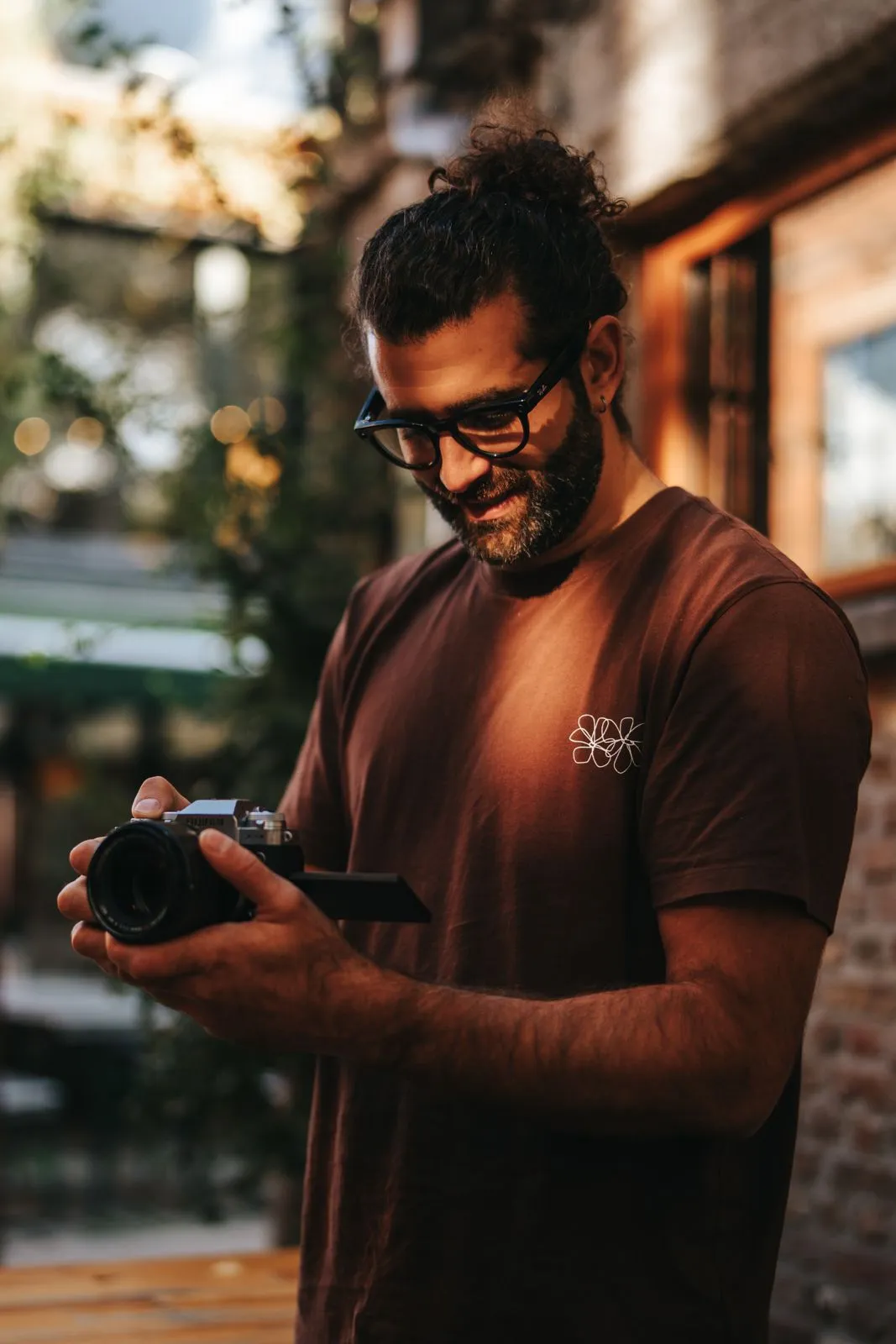 Ousam, photographe de mariage et de portrait à Grez-Doiceau, appareil en main