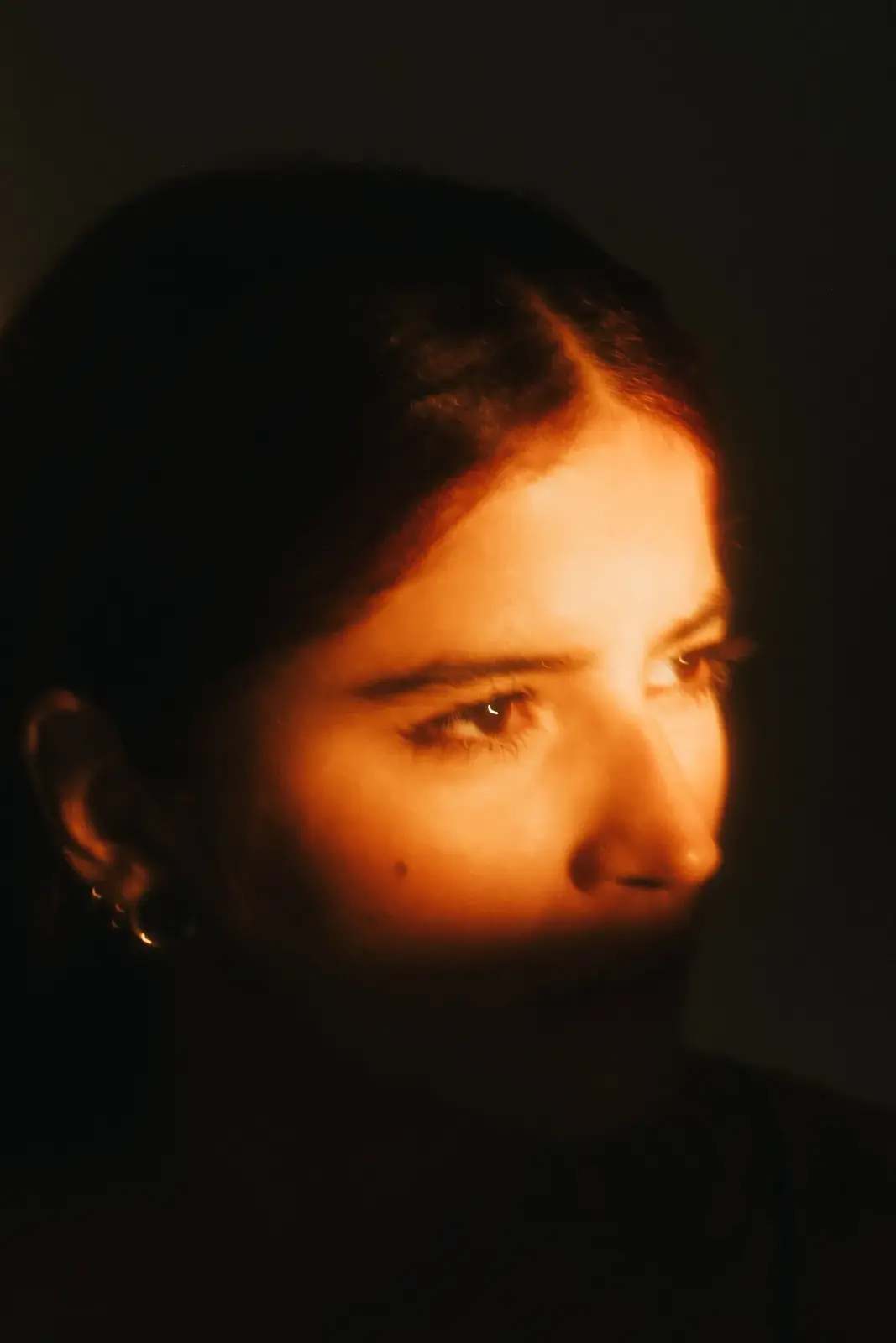 Portrait en clair-obscur, rai de lumière sur le visage