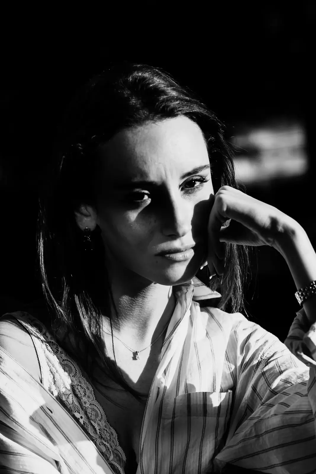 Portrait noir et blanc très contrasté, ombre et lumière