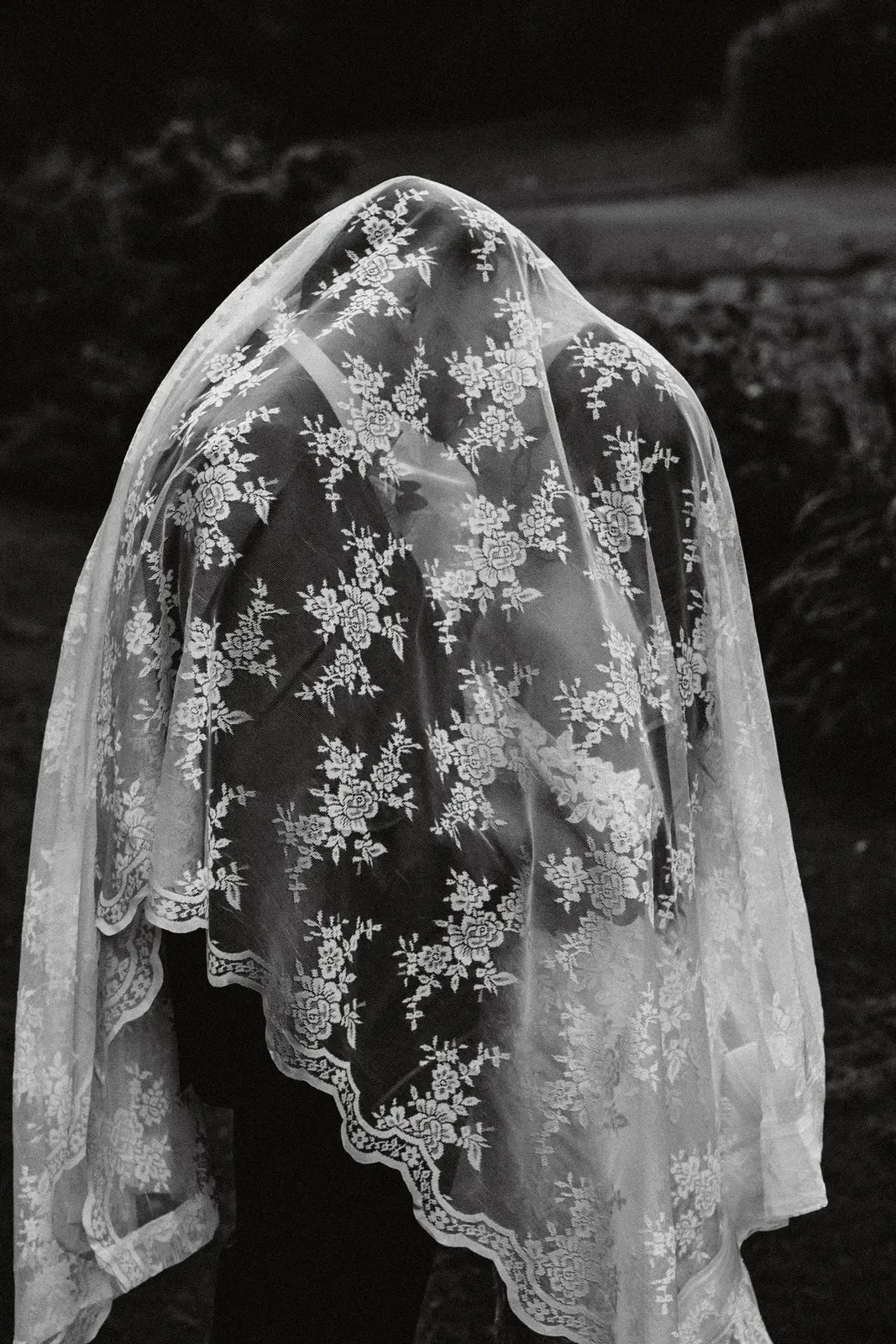 Voile de mariée en dentelle, noir et blanc